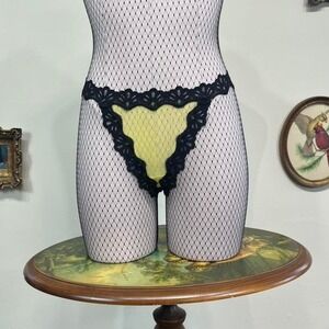 Vintage Y2K Victoria's Secret Black Lace Low-Rise V-String Thong – Size L